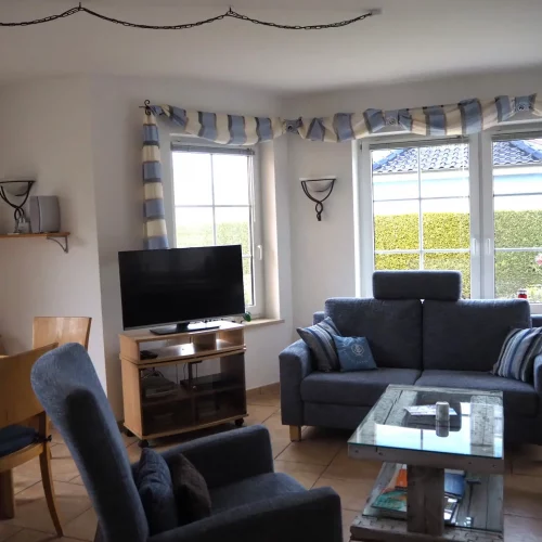 Wohnraum mit Sitzgarnitur & Essbereich Seeadler