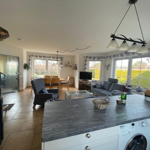 Wohnraum und Küche im Ferienhaus Seeadler Zingst