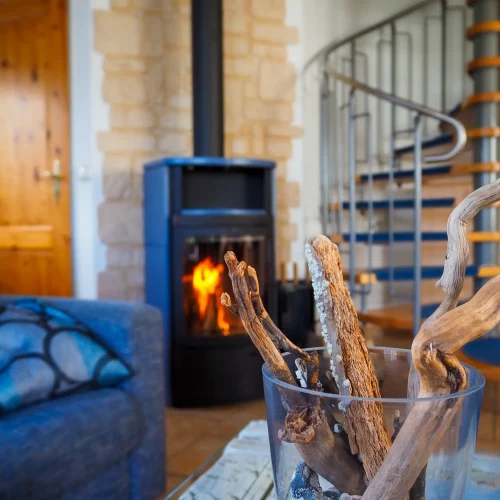 Gemütlicher Sitzbereich mit Kamin im Erdgeschoss des Ferienhauses "Seeadler"